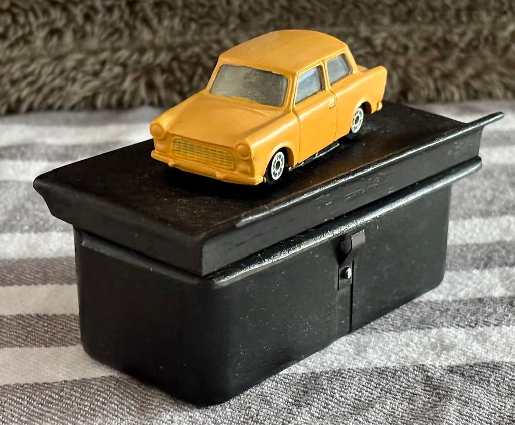Miniatuur Trabant op asbak, Ophalen of Verzenden, Gebruikt