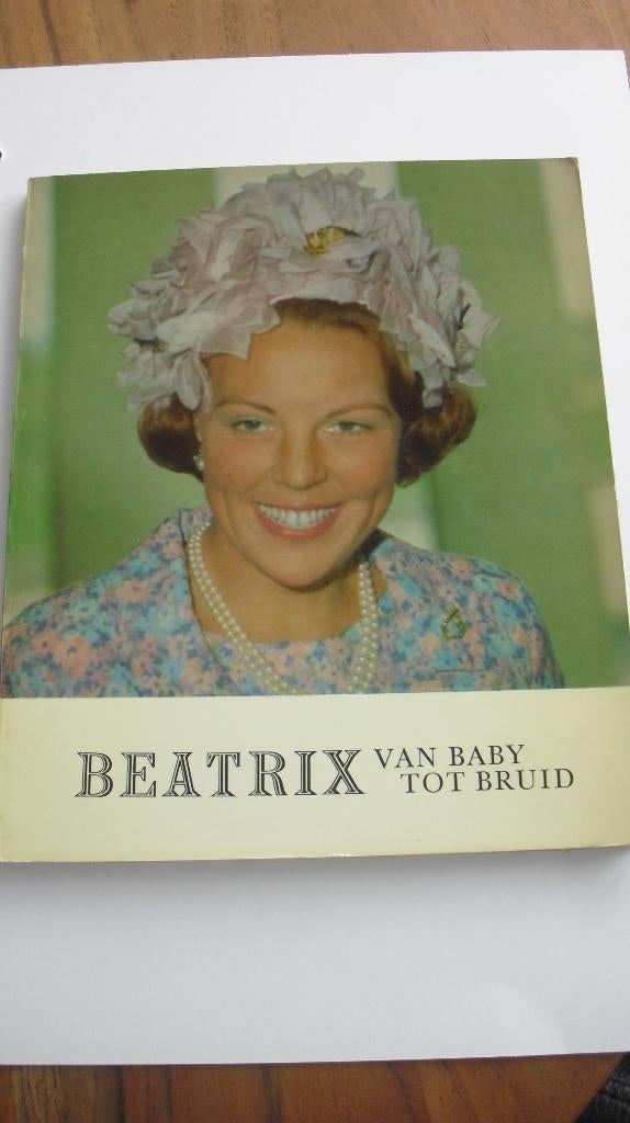 Beatrix van baby tot Bruid, Verzamelen, Koninklijk Huis en Royalty, Gebruikt, Tijdschrift of Boek, Verzenden