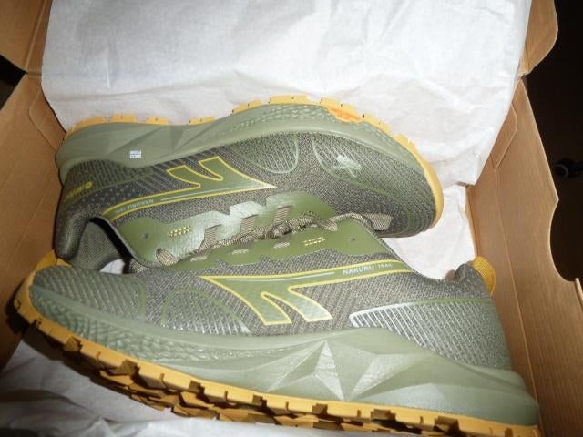 Maat 44 schoenen Hi Tec nieuw met doos kleur khaki, Ophalen, Overige kleuren, Sportschoenen, Nieuw