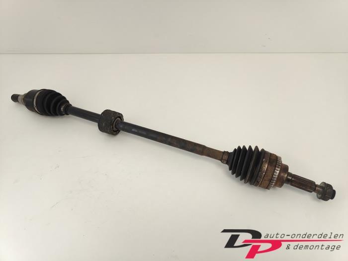 Aandrijfas rechts-voor van een Suzuki Alto