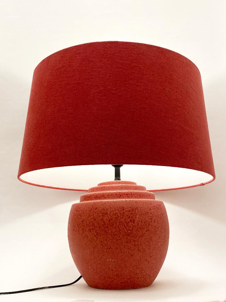 Rode vaaslamp met kap van Porcelaines de Bruxelles nv, Huis en Inrichting, Lampen | Tafellampen, Gebruikt, 50 tot 75 cm, Overige materialen