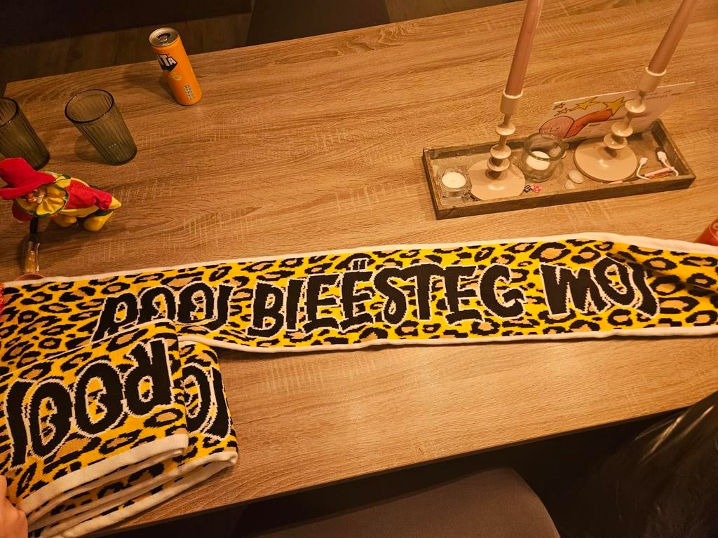 3 Rooij Biestig Moj Sjaals, Onbekend, Geel, Ophalen of Verzenden, Zo goed als nieuw