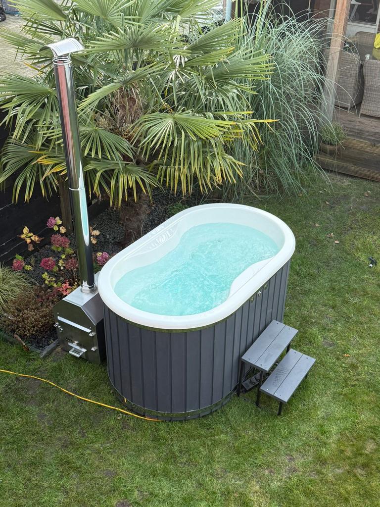 Zeer luxe ovale 2-persoons hottub, ., Nieuw, Ophalen of Verzenden, BS