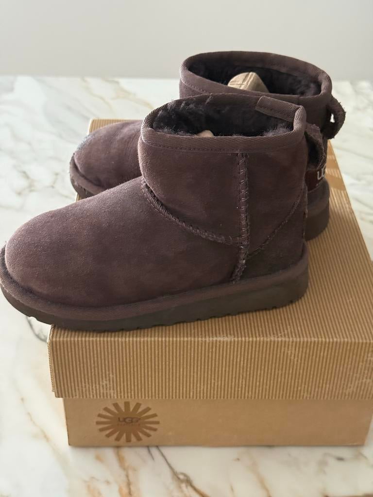 UGG Classic Mini II Laarzen - Maat 27 - Bruin, Jongetje of Meisje, Laarsjes, Ophalen of Verzenden, Zo goed als nieuw