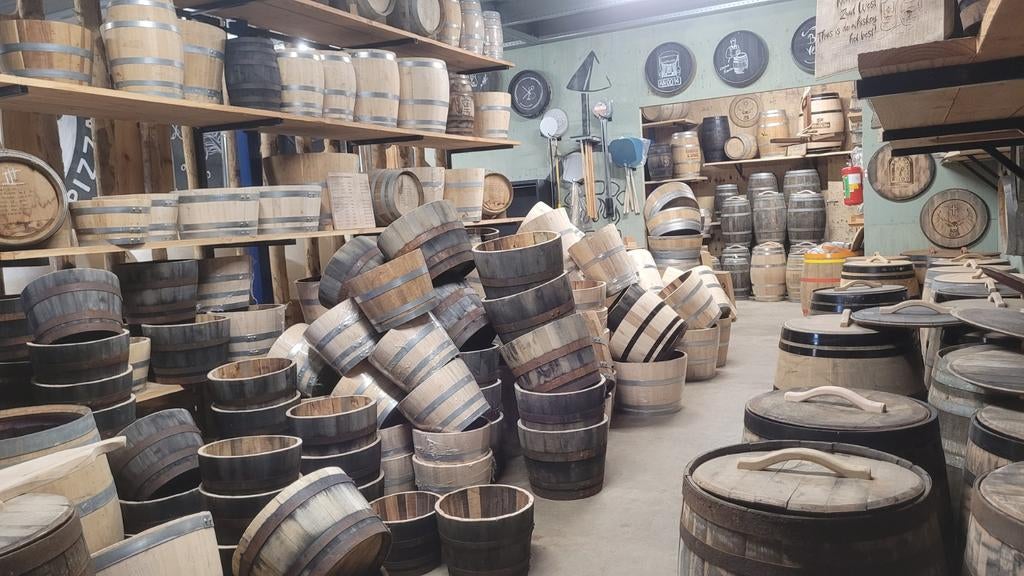Half wijnvat whisky vat wijnvaten  regenton, Tuin en Terras, Bloembakken en Plantenbakken, Rond, Nieuw, Ophalen of Verzenden, 60 tot 100 cm