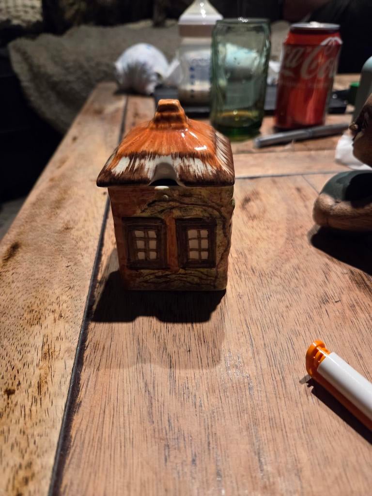 Keramieken huisje met rieten dakje, Ophalen of Verzenden