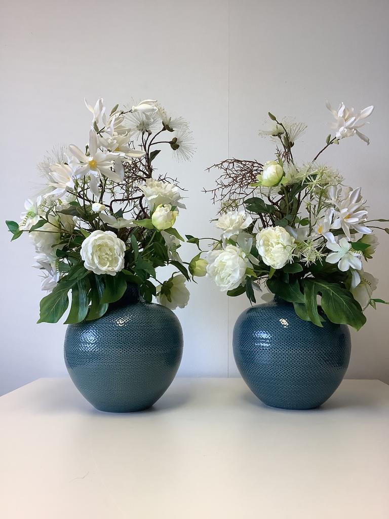 Prachtige stenen kruikpot gevuld met witte pioen 70 hoog, Huis en Inrichting, Woonaccessoires | Kunstplanten en Kunstbloemen, Ophalen