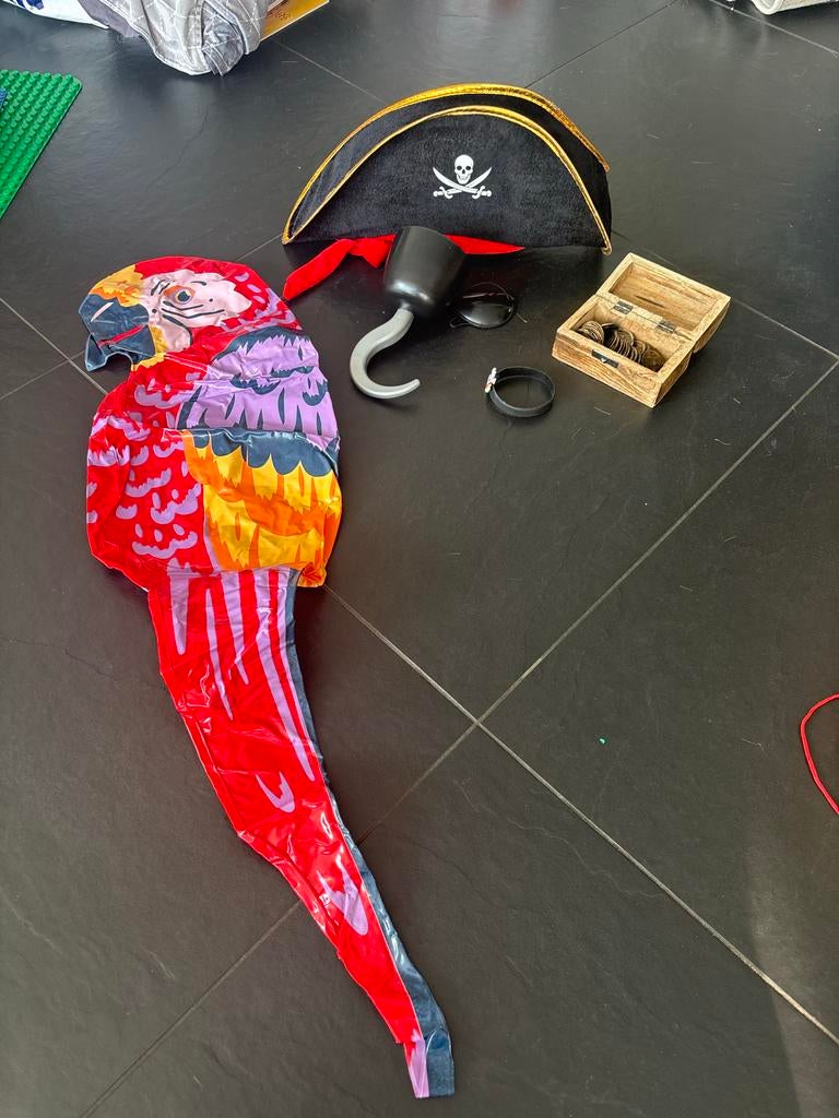 Piraten verkleedset met opblaasbare papegaai, Ophalen of Verzenden, Gebruikt, Accessoires