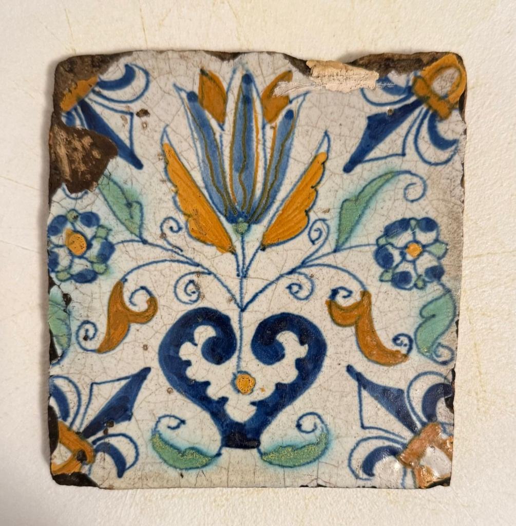 Tulp tegel 17de eeuw, Antiek en Kunst, Antiek | Wandborden en Tegels, Ophalen of Verzenden