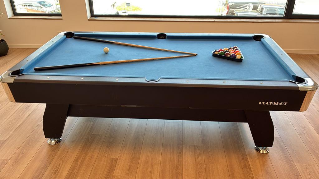Pooltafel met 2 keu's en complete set ballen, Ophalen, Gebruikt, Pooltafel