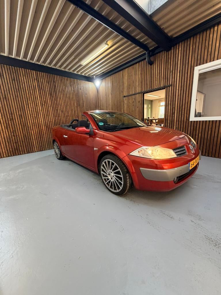 Renault Mégane 1.6 16V Autcom Cabrio 2004 Rood, Auto's, Renault, Voorwielaandrijving, 1295 kg, 4 cilinders, Cabriolet