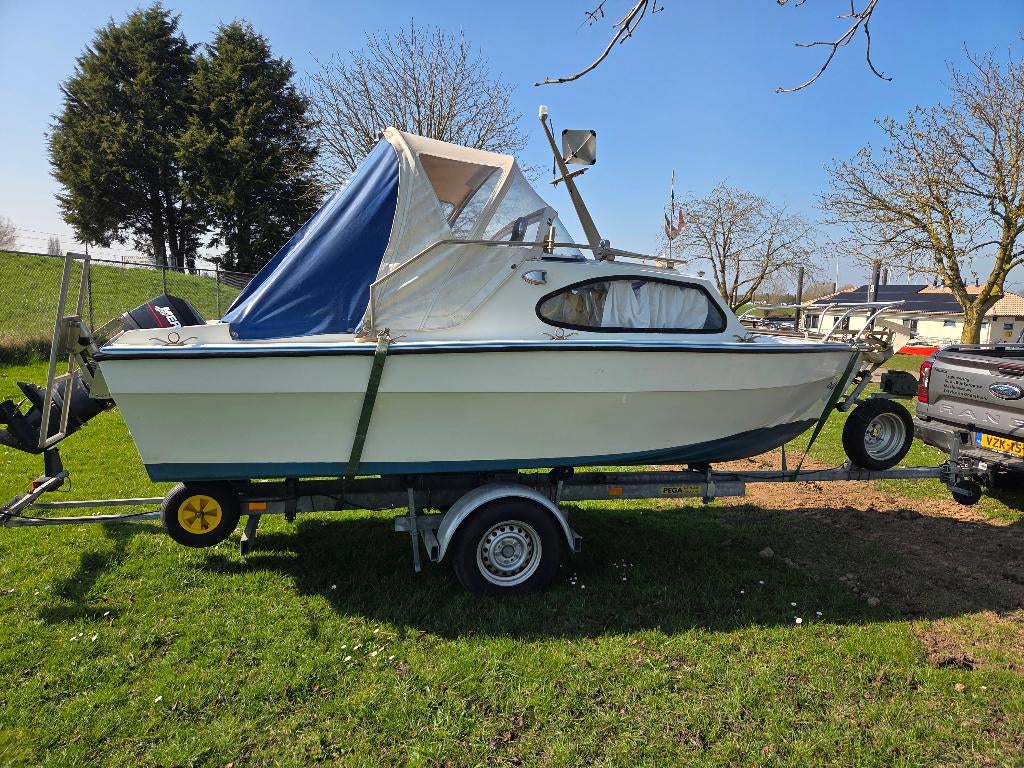 leuke vis- tourboot op trailer met 25 pk buitenboordmotor, Ophalen, Zo goed als nieuw, 30 tot 50 pk, 3 tot 6 meter