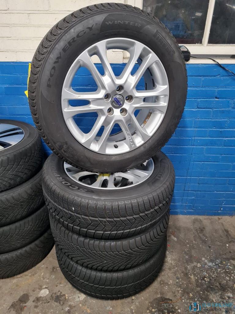 Volvo XC60 winterset 235 60 18 origineel, Auto-onderdelen, Banden en Velgen, Ophalen, 18 inch, Gebruikt, -