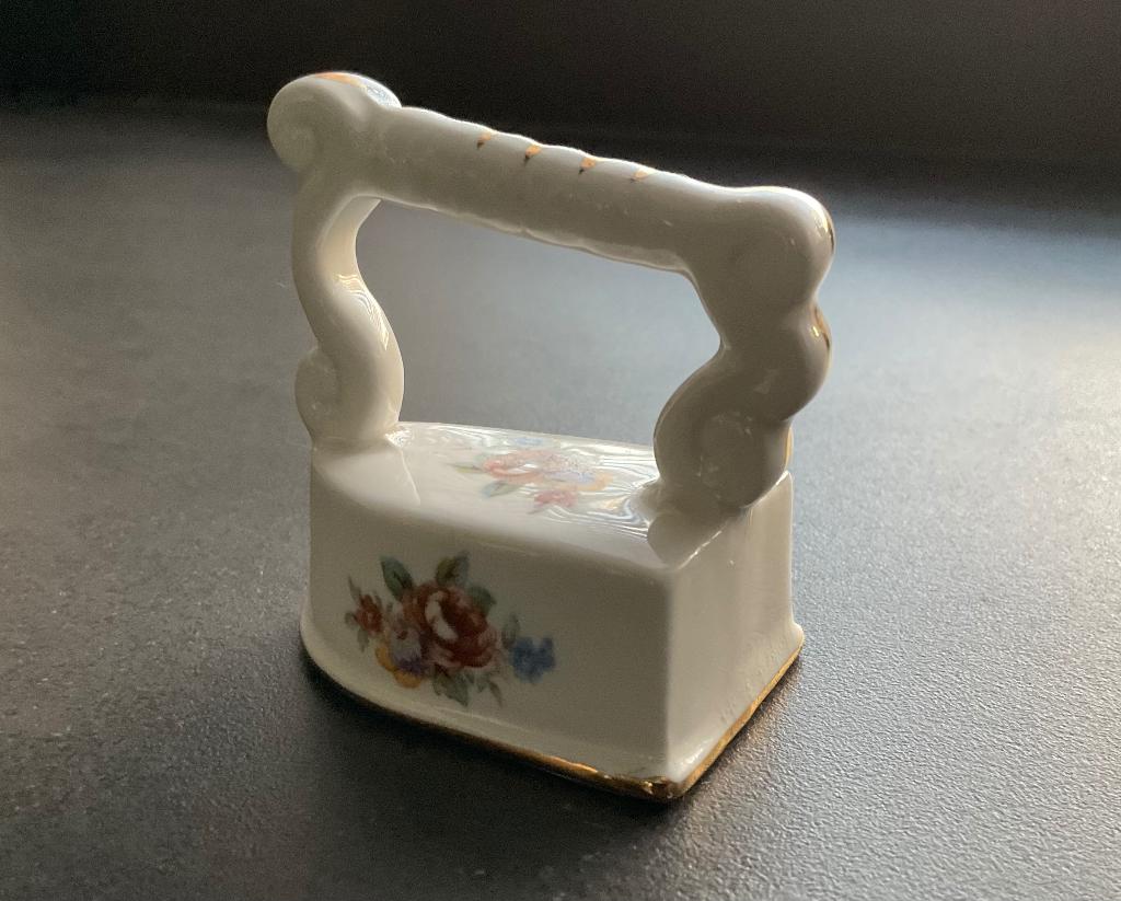 Miniatuur porselein strijkijzer Staffordshire England, Ophalen of Verzenden