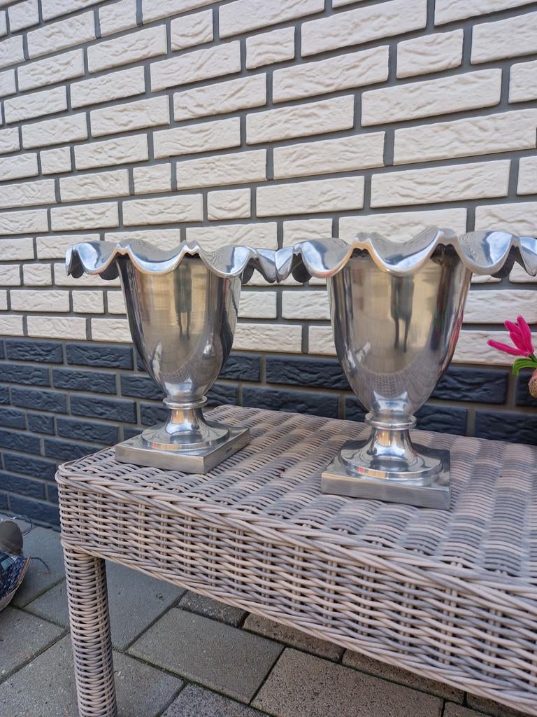2 Sierlijke Aluminium Bloembakken / Vazen, Huis en Inrichting, Woonaccessoires | Vazen, Overige materialen, Gebruikt, Overige kleuren