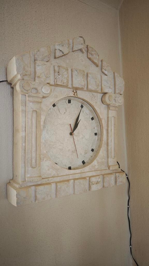 Decoratieve wandklok in steenlook, Ophalen