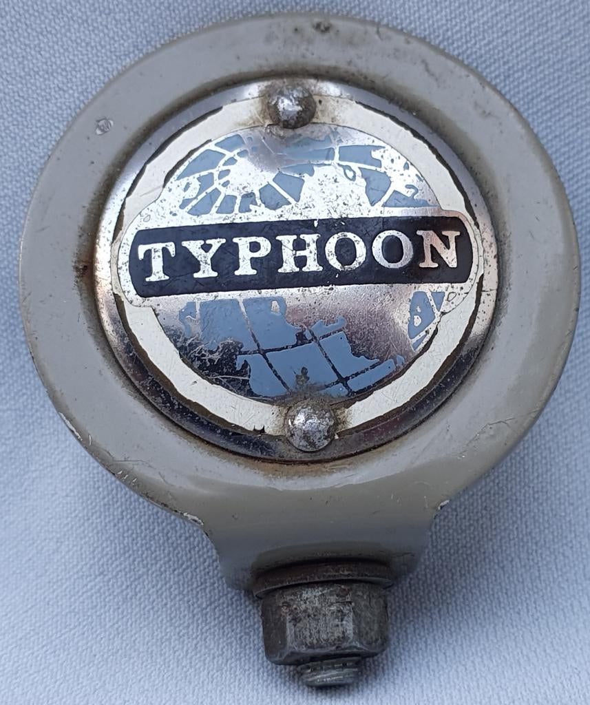 Typhoon embleem -  Nederlands merk bromfietsen 50er jaren, Verzenden, Auto's