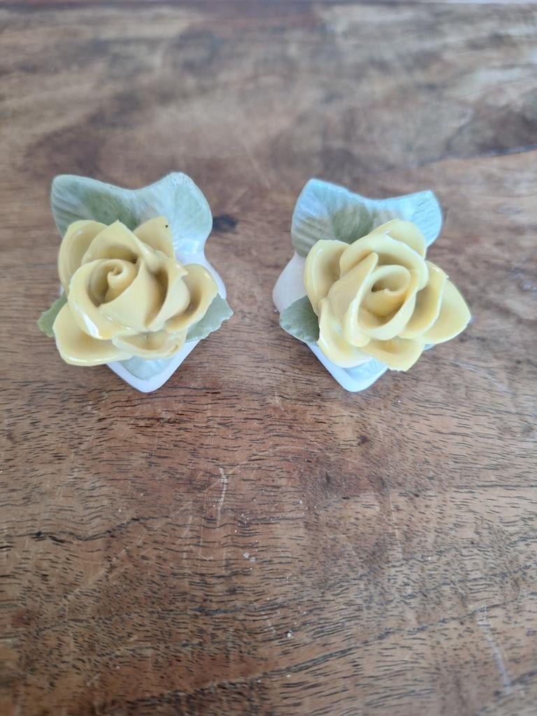 Twee porseleinen rozen van Dresden, Antiek en Kunst, Antiek | Porselein, Ophalen of Verzenden