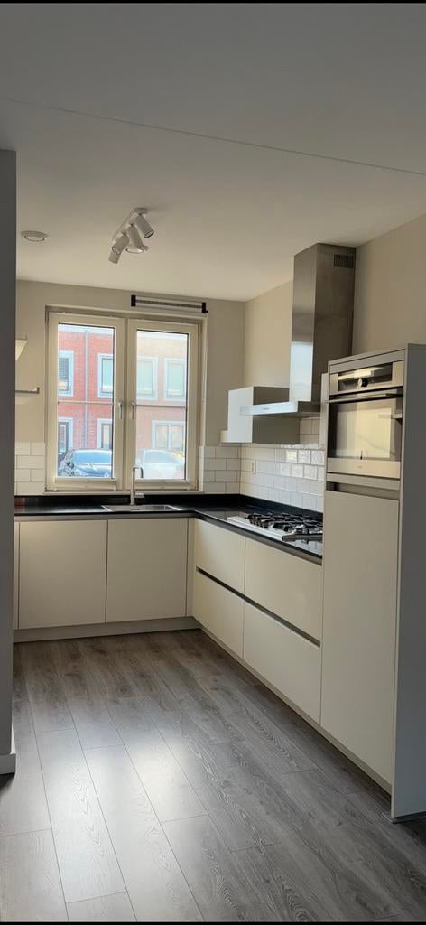 Keuken met Bosch, Pelgrim en Inventum apparatuur, Ophalen, Gebruikt, Wit, Hoekkeuken