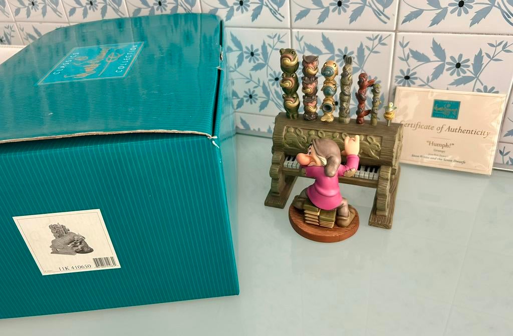 WDCC beelden Grumpy “Humph” en zijn Pipe Organ, Ophalen of Verzenden, Sneeuwwitje of Doornroosje, Zo goed als nieuw, Beeldje of Figuurtje