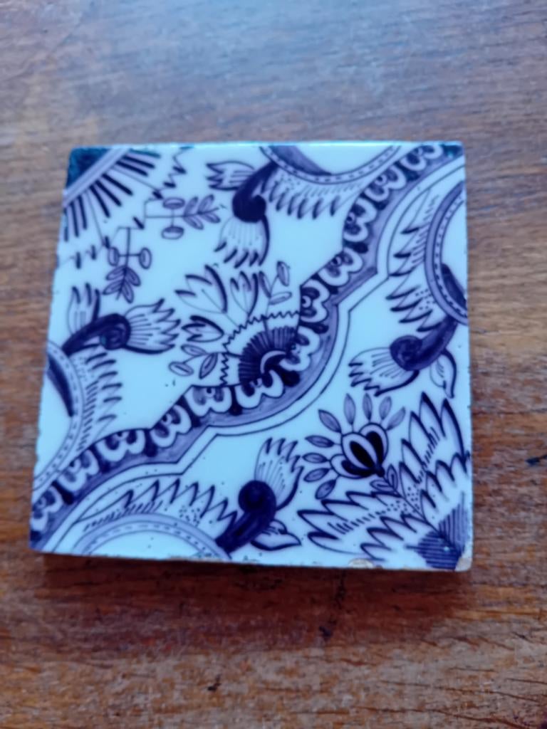 Tegeltje met bruin-wit bloemenpatroon, Ophalen of Verzenden