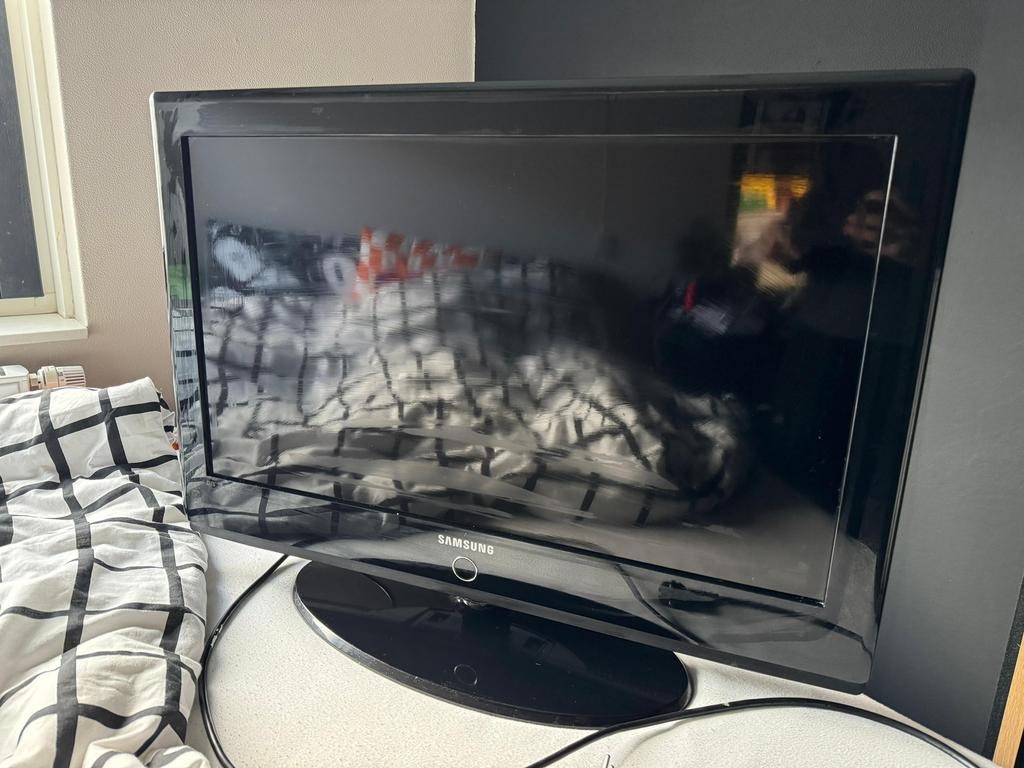 Nette tv met nieuwe ongebruikte muurbeugel, Ophalen, Gebruikt, 50 Hz, 80 tot 100 cm