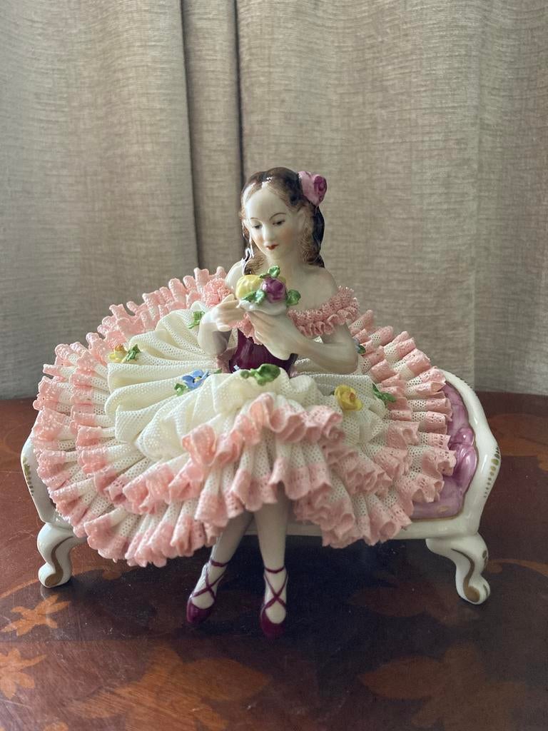 Volkstedt saksisch dresden porselein dame op bank puntgaaf, Antiek en Kunst, Antiek | Porselein, Ophalen