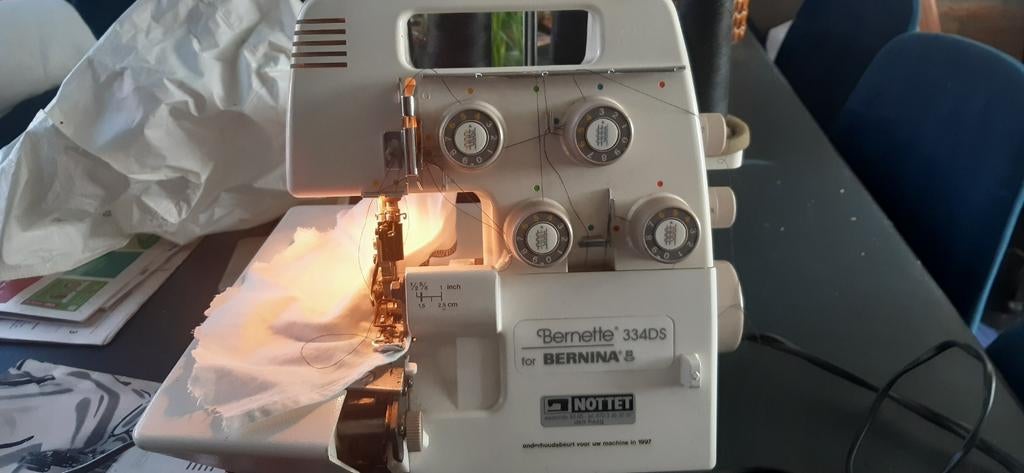 Mooie Bernette Bernina overlockmachinetype 334DS  compleet, Ophalen of Verzenden, Gebruikt, Lockmachine, Bernina