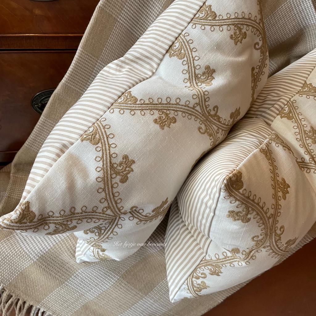 Handgemaakte woonkussen set Trellis / Stripe biscuit, Huis en Inrichting, Woonaccessoires | Kussens, Westdijk 41 3241 GT Middelharnis
