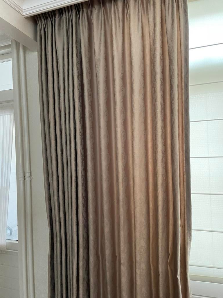 2 mooie velourse gordijnen zandkleurig, Huis en Inrichting, Stoffering | Gordijnen en Lamellen, Ophalen of Verzenden, Zo goed als nieuw