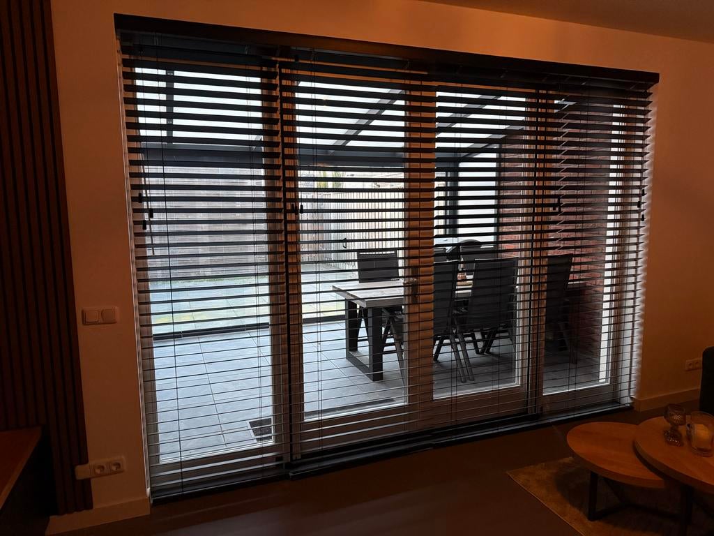 Zwarte houten jaloezieën voor schuifpui, Ophalen, 200 cm of meer, Zwart, Zo goed als nieuw