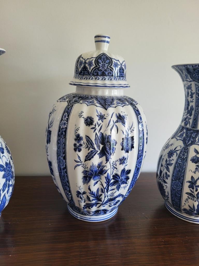 Kaststel met dekselvaas en twee trompetvazen, Ophalen of Verzenden