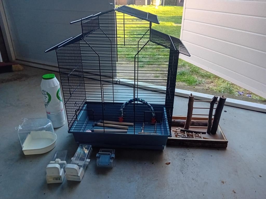 Vogelkooi met veel toebehoren, Ophalen, Zo goed als nieuw, Metaal, Vogelkooi