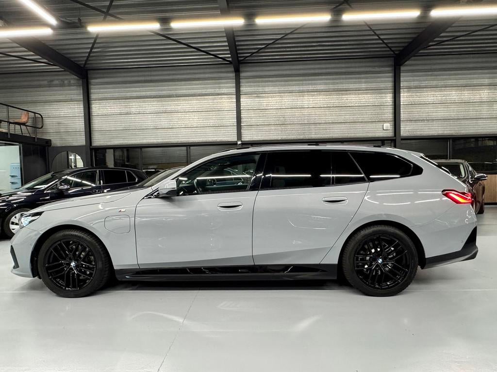 BMW 5-serie Touring 530e M-SPORT Pano/Harman/Trekhaak/Led, Auto's, Automaat, 1998 cc, Achterwielaandrijving, 1800 kg