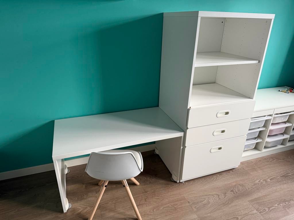 IKEA bureau met bureaustoel en kast kinderkamer, Ophalen, Zo goed als nieuw, Tafel(s) en Stoel(en)