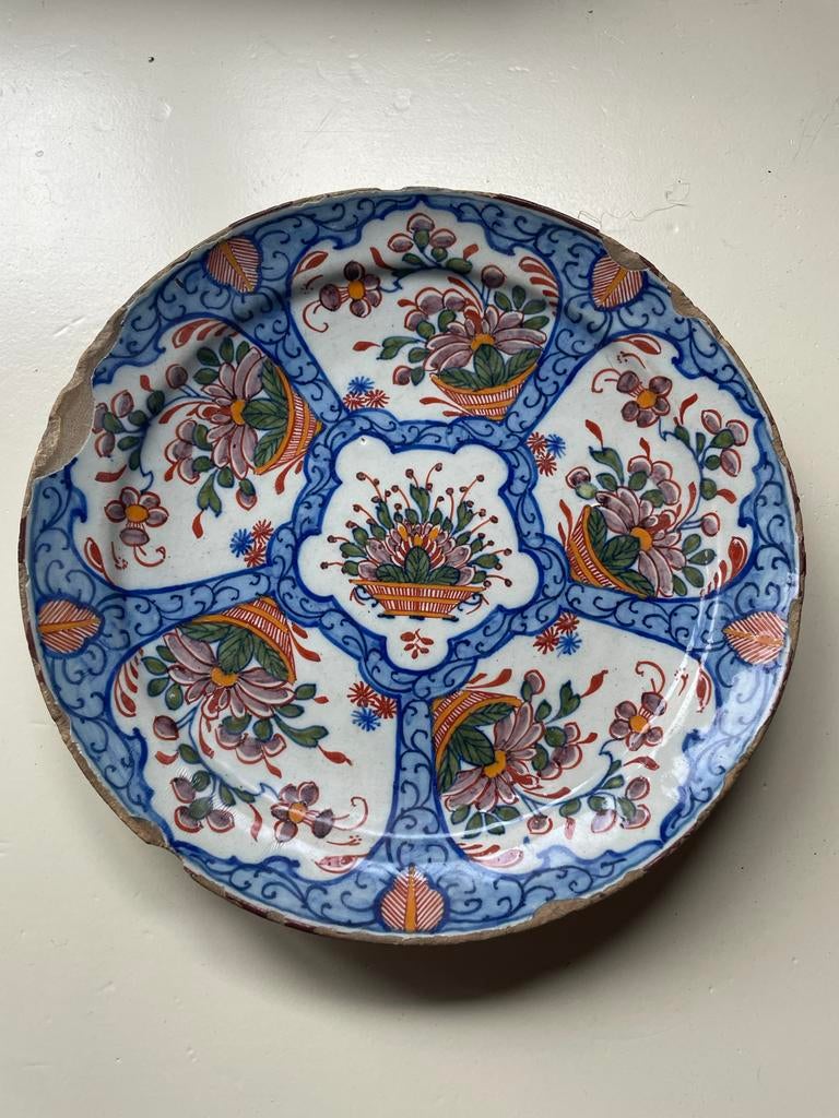 Delfts aardewerk bord, De Grieksche A, midden 18e eeuw, Antiek en Kunst, Antiek | Keramiek en Aardewerk, Ophalen of Verzenden