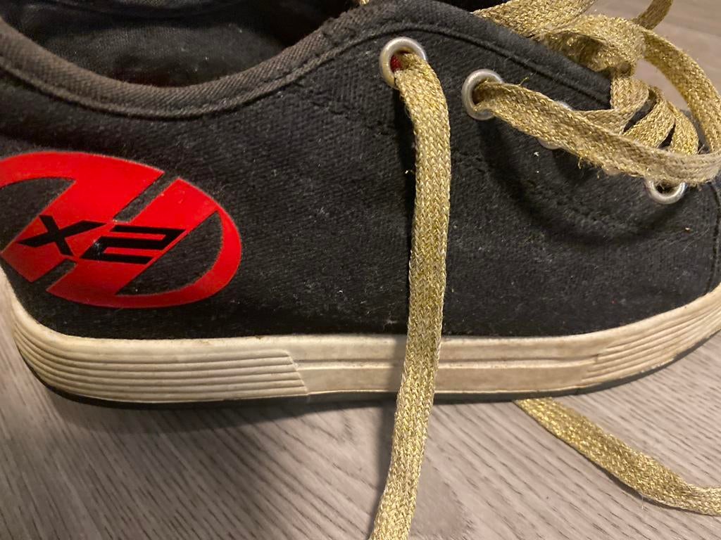 Heelys rolschoenen  maat 32 - Zwart/Rood met gouden veters, Ophalen of Verzenden, Gebruikt