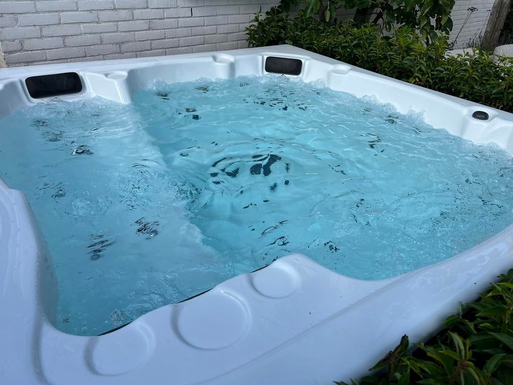 Mooie jong gebruikte jacuzzi. In zeer goede staat!, Ophalen, Zo goed als nieuw