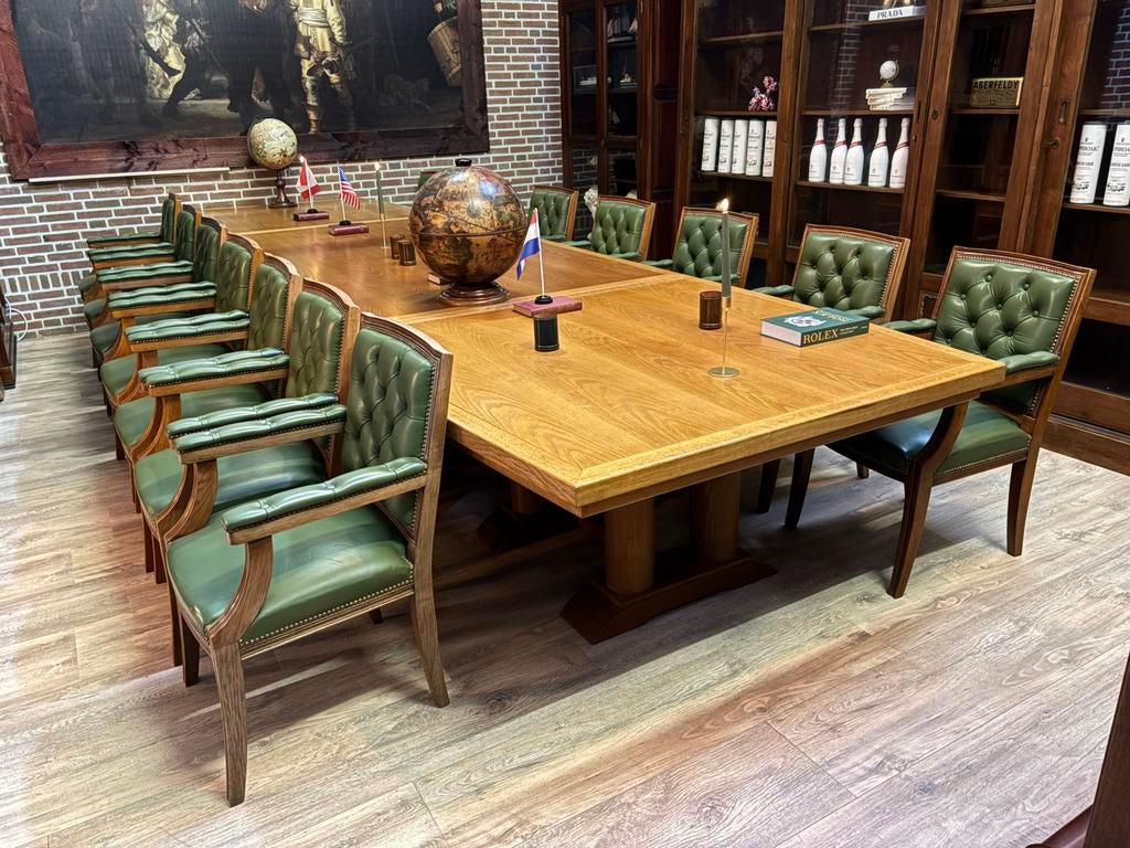 conferentietafel -boarding room  + 11 Chesterfield stoelen, Ophalen
