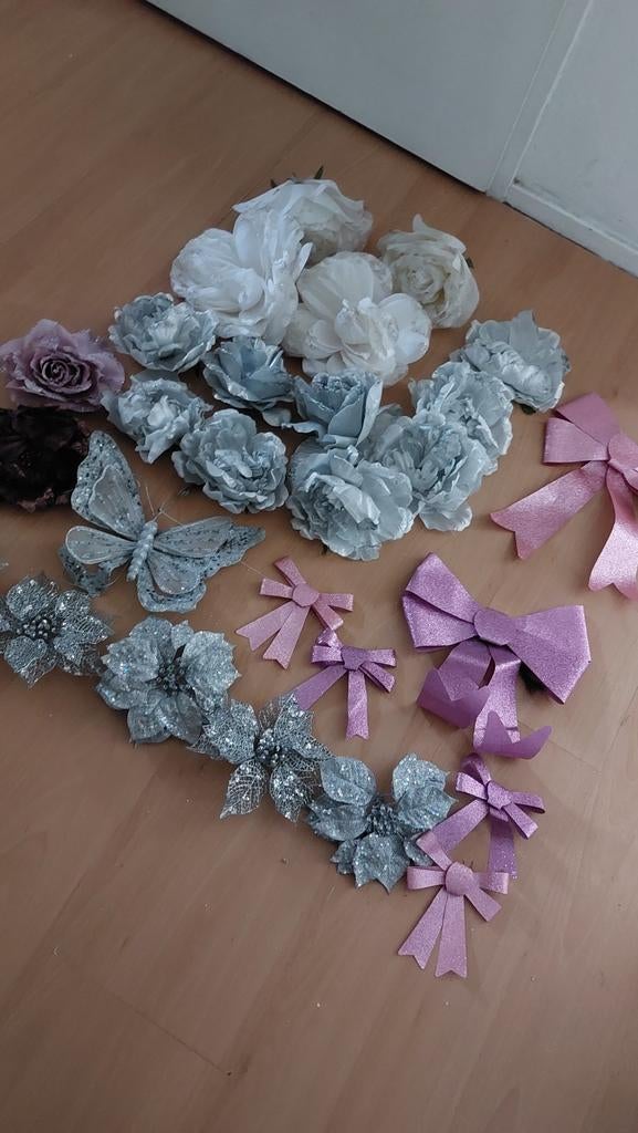 Te koop rozen, vlinder ,zilver bloem en strikken, Ophalen of Verzenden