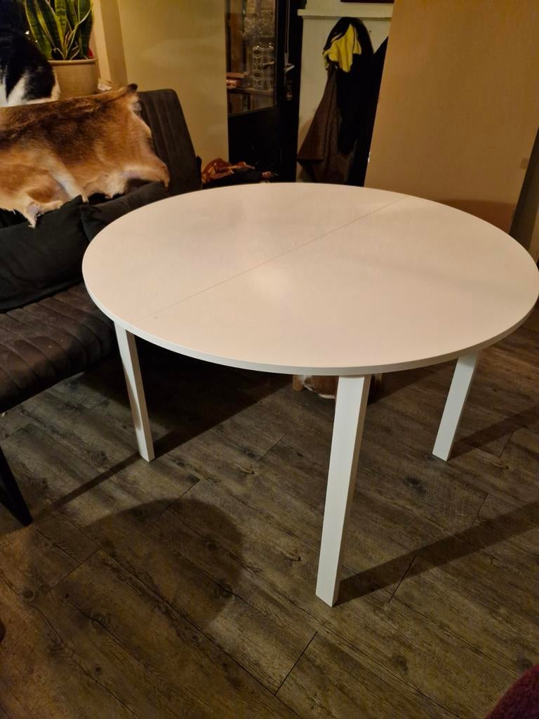 Te koop witte ronde eettafel van Ikea, Huis en Inrichting, Tafels | Bijzettafels, Zo goed als nieuw, Rond, 60 cm of meer, 75 cm of meer