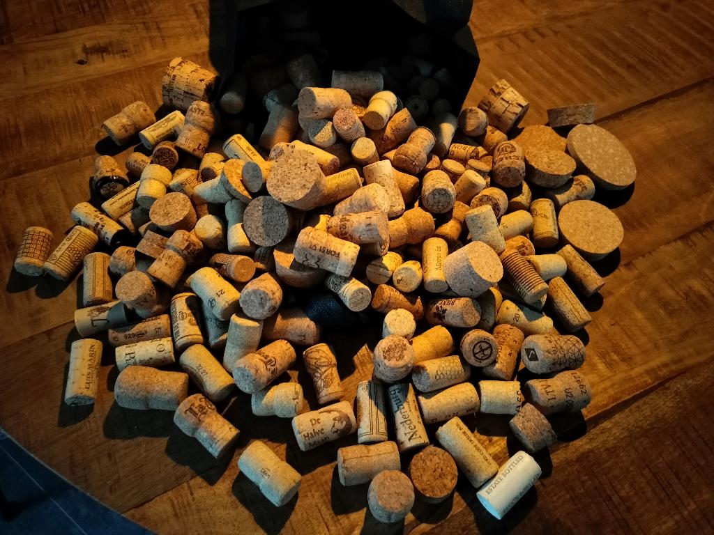 Kurken, ronde kurkdeksels meer dan 200 stuks, Ophalen, Gebruikt, Materiaal