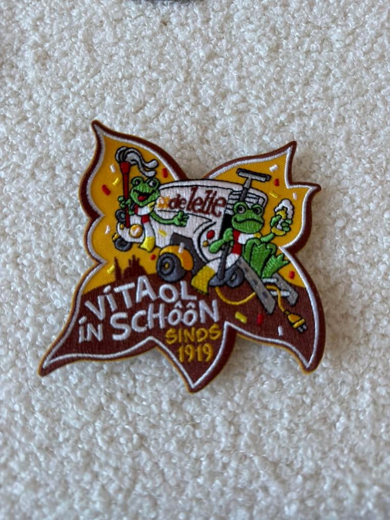 Embleem Oeteldonk carnaval de lelie vitaal in schoon, Verzamelen, Ophalen of Verzenden, Zo goed als nieuw, Overige onderwerpen