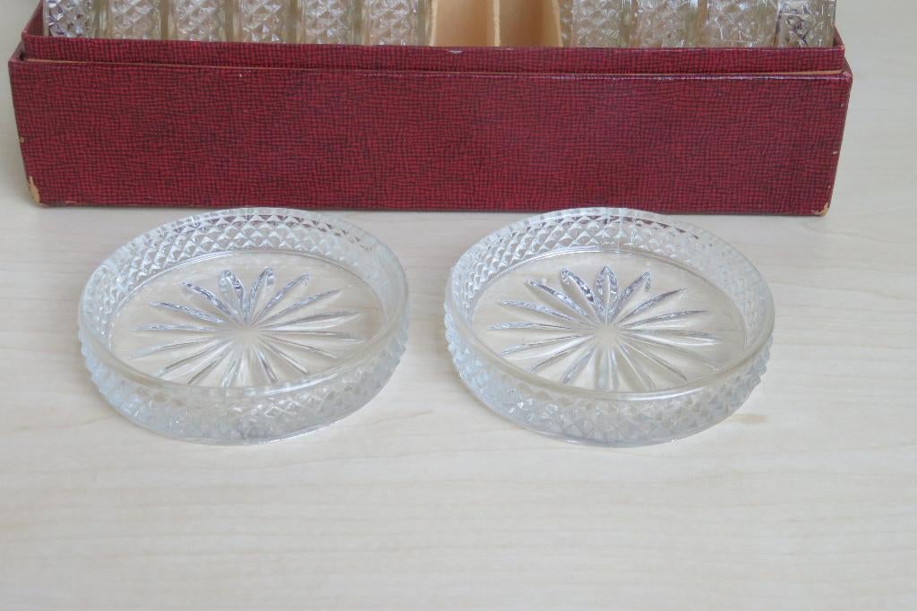 Doos met 12 glazen bewerkte onderzetters, jaren '50, Ophalen of Verzenden, Huis en Inrichting