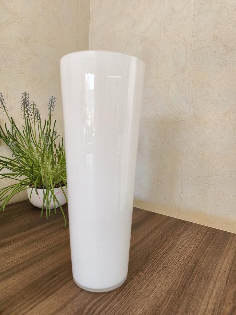 Witte vaas 39cm hoog - Art of Living, Wit, Aardewerk of Porselein, Nieuw, Ophalen of Verzenden