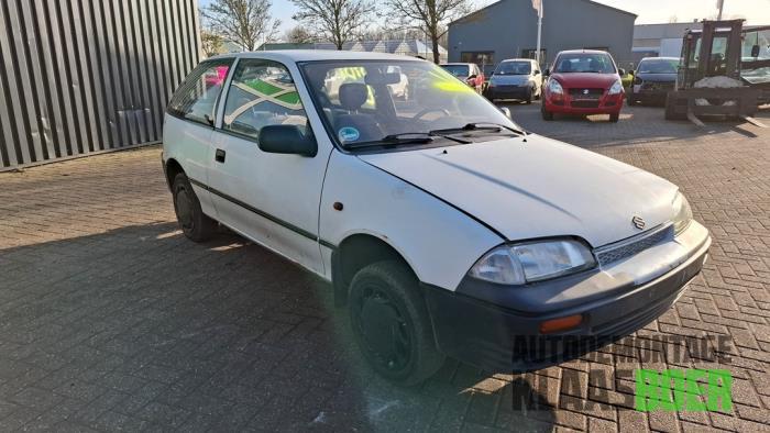 Scherm rechts-voor van een Suzuki Swift, Gebruikt, -, -, Ophalen of Verzenden