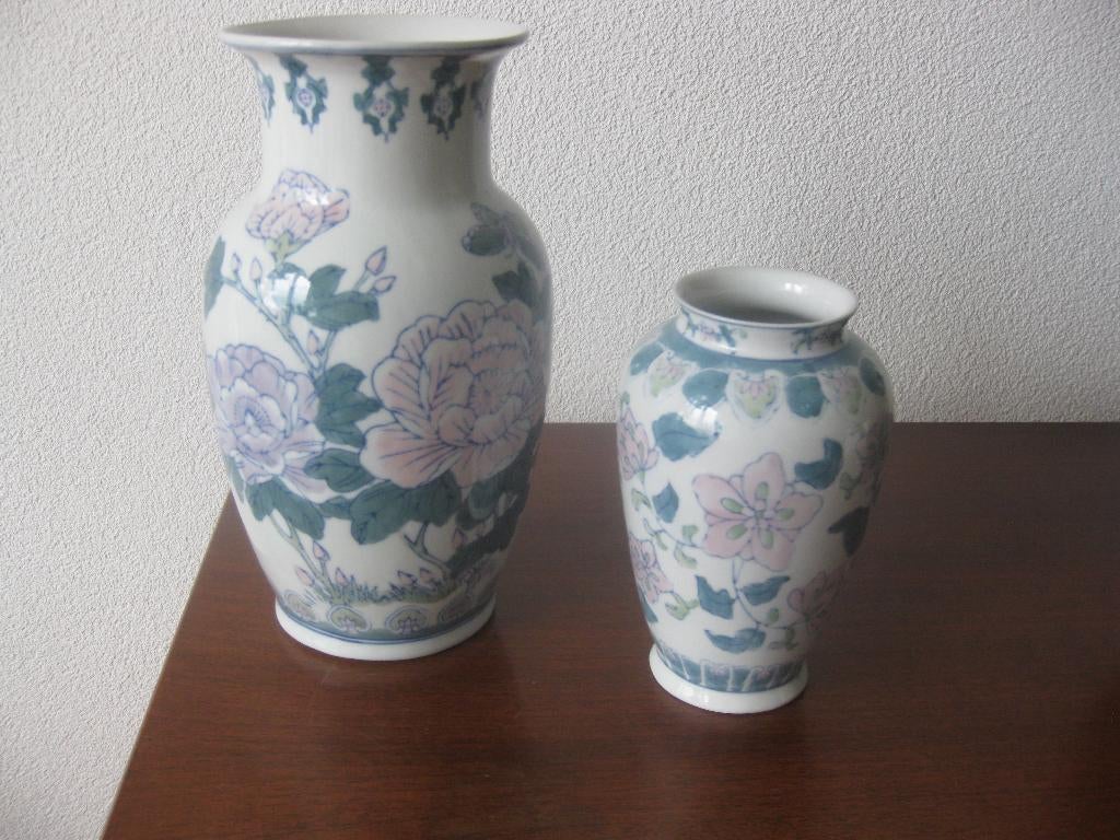 Twee Chinese vazen in verschillende maat in prima staat., Overige kleuren, Aardewerk of Porselein, Ophalen of Verzenden, Zo goed als nieuw