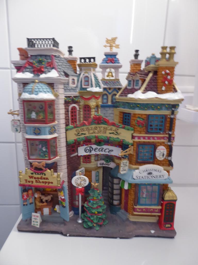 Lemax Item - Retired Facade Christmas lane -  ik ruim op, Ophalen of Verzenden, Zo goed als nieuw