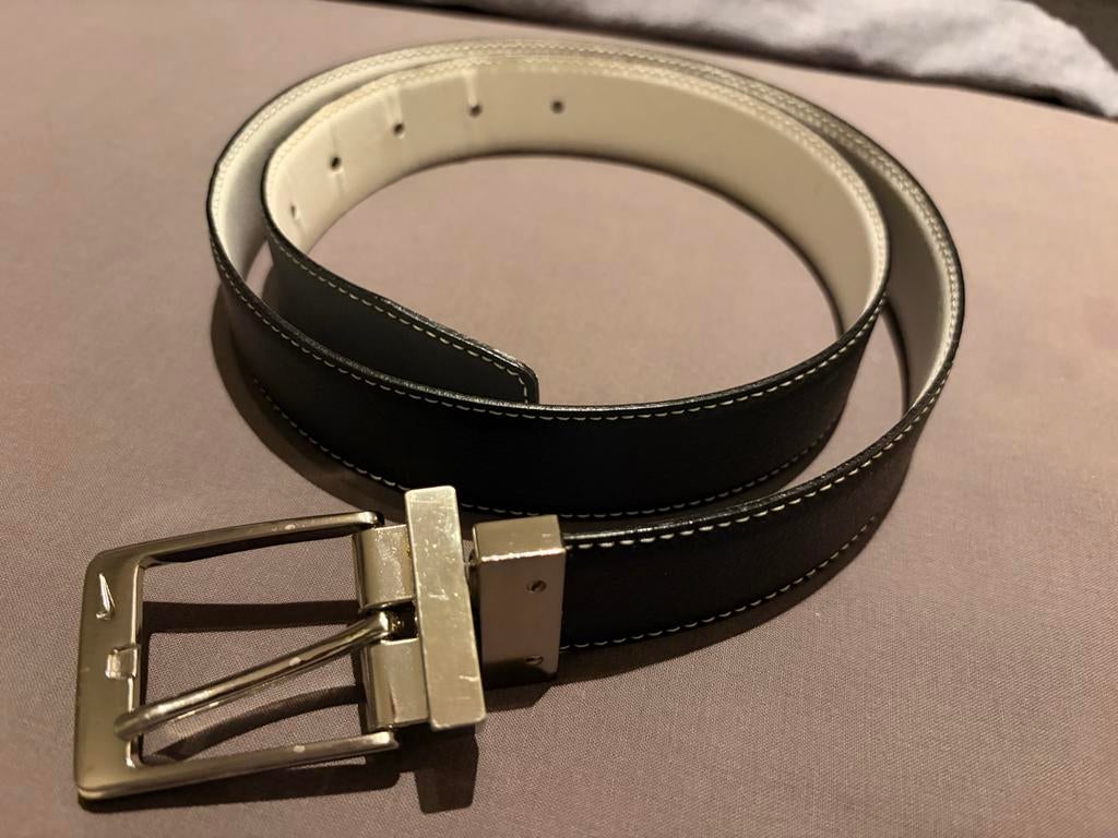 Nike Golf riem, wit en zwart leder, draaibare gesp, Kleding | Heren, Riemen en Ceinturen, Ophalen of Verzenden, Riem of Ceintuur