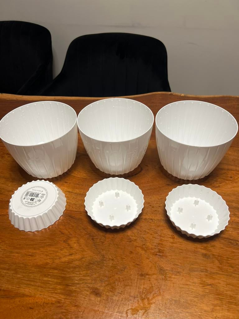 3 witte bloempotten met waterbak kunststof, Ophalen of Verzenden, Zo goed als nieuw, Overige materialen